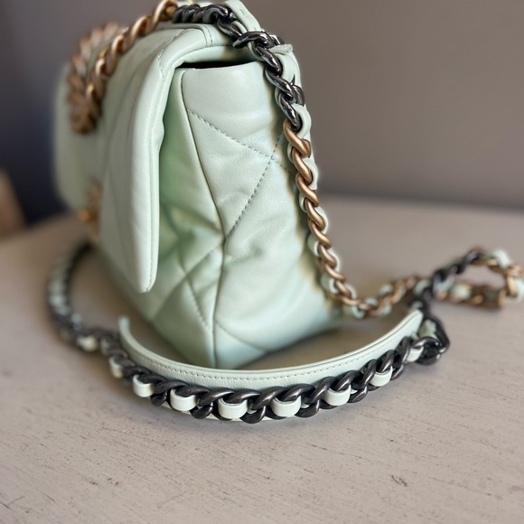 Chanel 19 season 22C brand new                    💚All inclusions ! - Picture 16 of 16